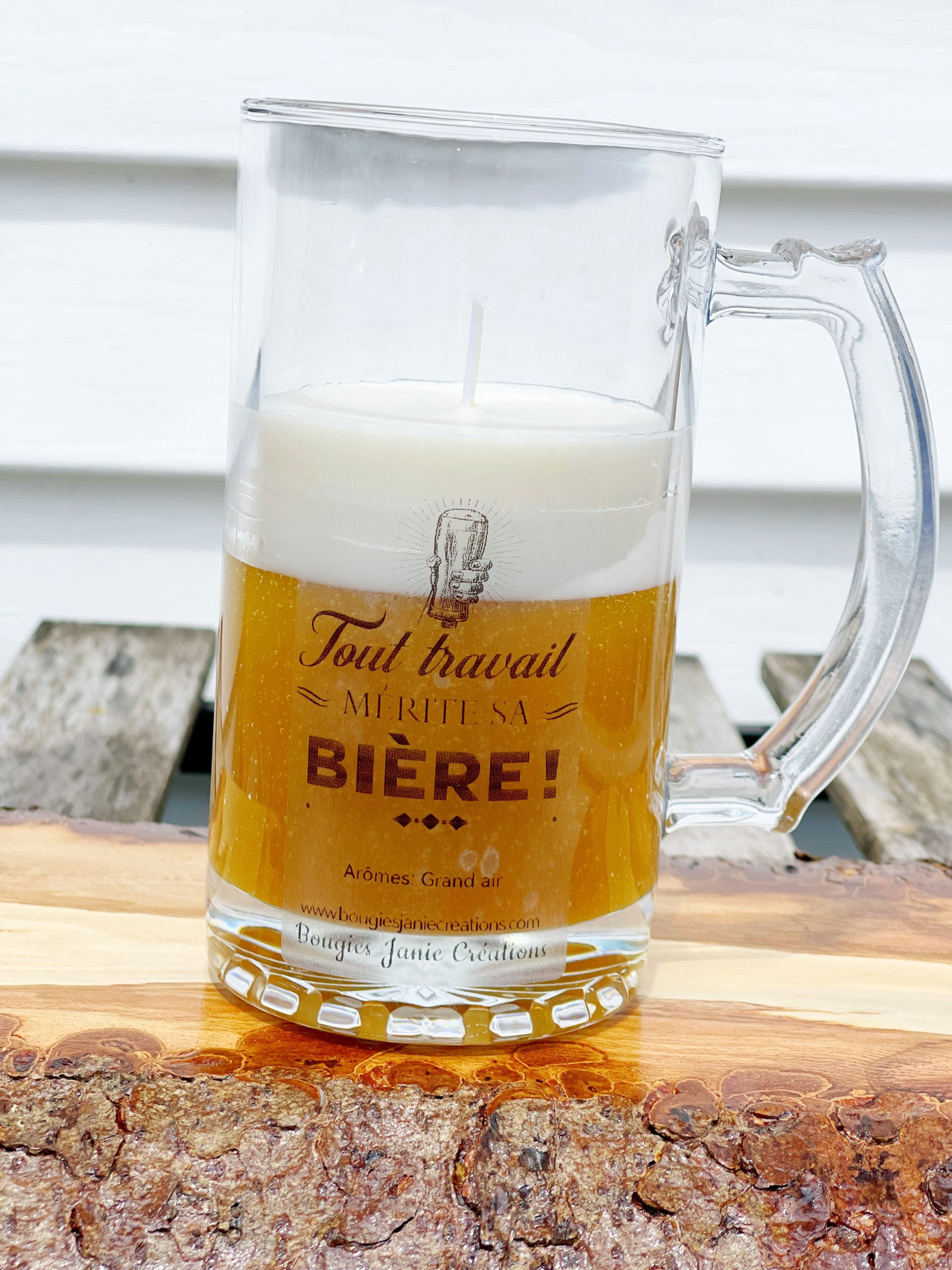 Bougie en forme de pinte de bière avec le texte 'Tout travail mérite BIÈRE!'