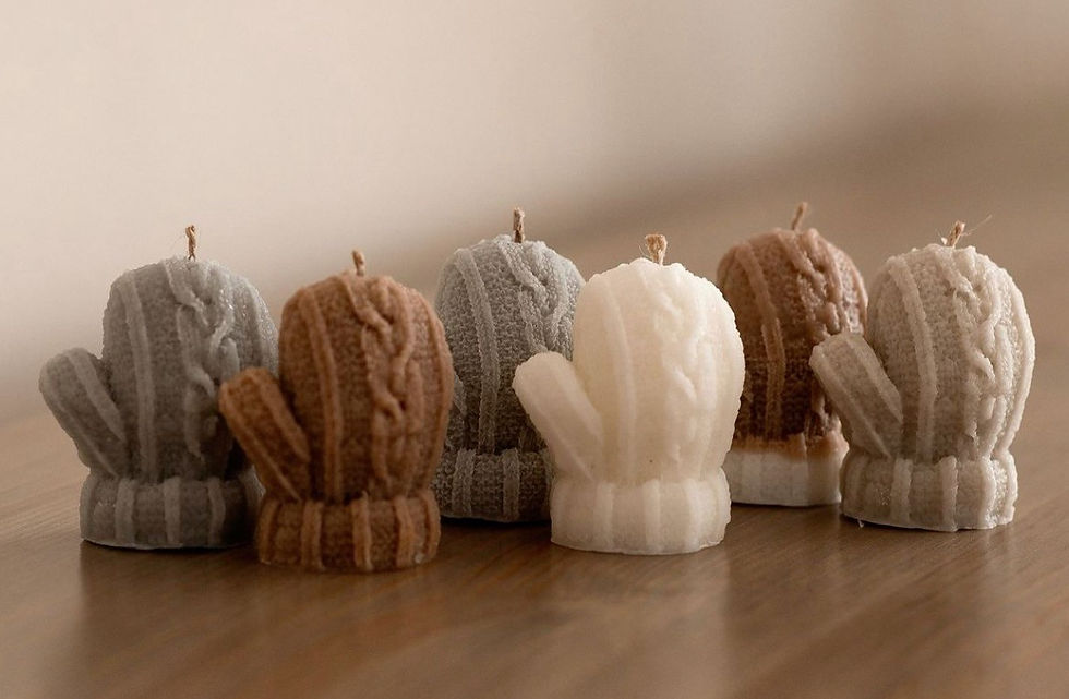 Plusieurs bougies en forme de mitaines; Bougies Janie Créati pour la décoration.