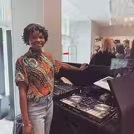 She Musi clogal Live DJ For weddings and events