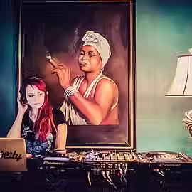 She Musi clogal Live DJ For weddings and events