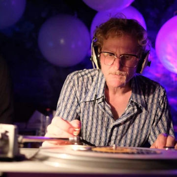 DJ Dr. von Däniken am DJ Pult