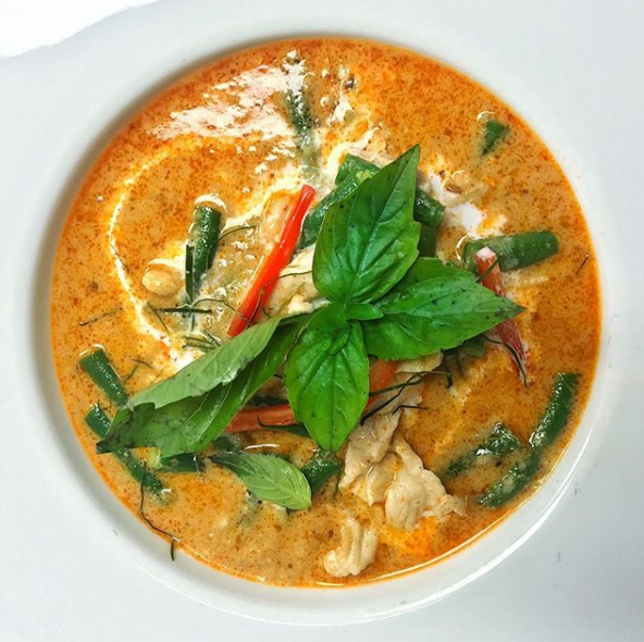 Panang curry with long green beans, chicken and bell peppers