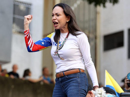 María Corina Machado appelle à une « pression militaire » pour renverser Maduro et suscite l’indignation