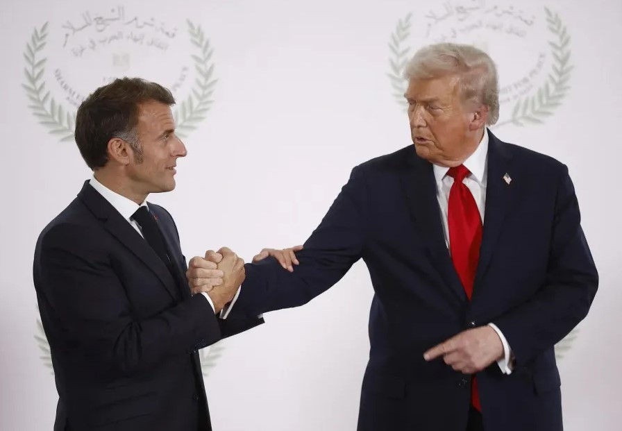 Tu fais profil bas aujourd'hui : en Égypte, Donald Trump se paie Emmanuel Macron devant les autres chefs d'État