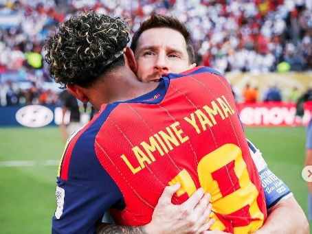 L'accolade entre Lamine Yamal et Lionel Messi : l'image d'un passage de témoin après le sacre de l'Espagne
