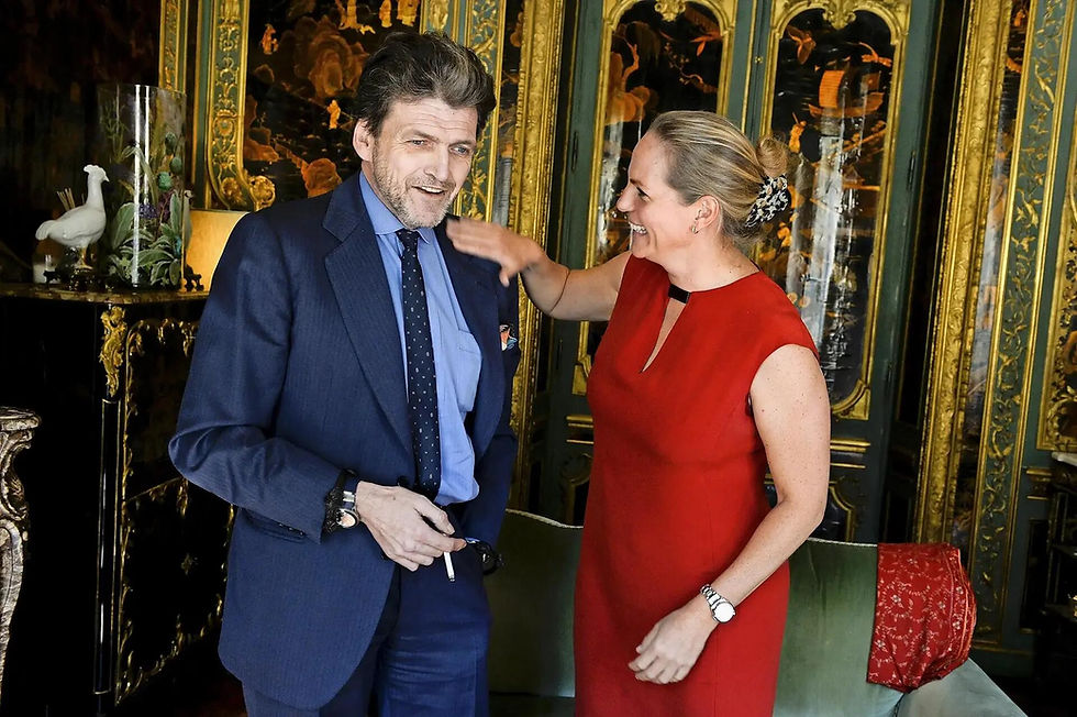 Benjamin et Ariane de Rothschild, en 2014, dans leur hôtel particulier parisien.