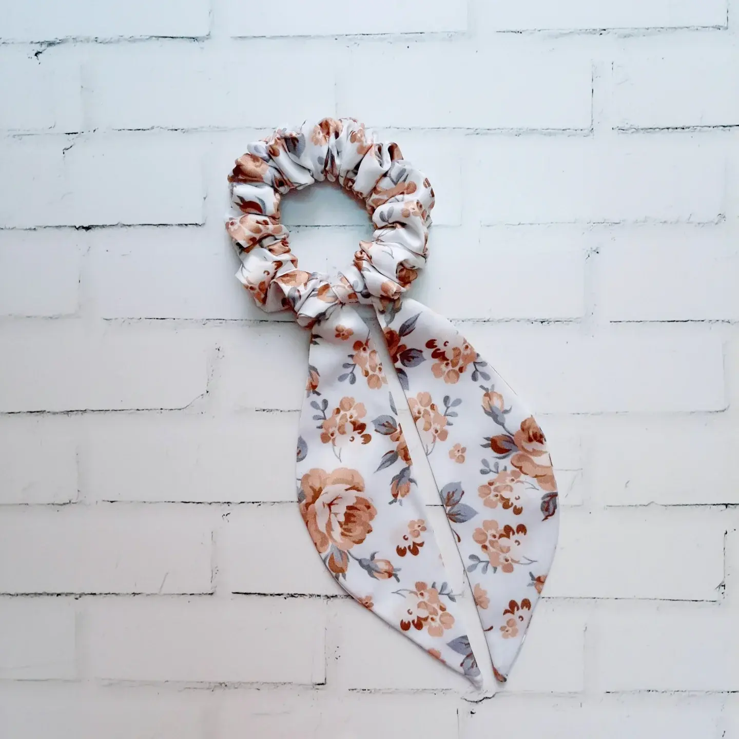 Tailed Scrunchie - White / Gold Marble