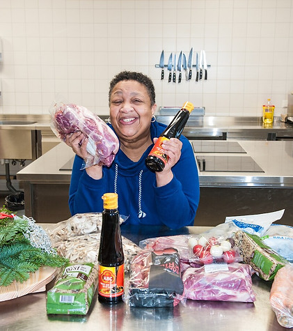 buurtmoeder-marian-dushi-eisden-53-heeft-net-het-eten-gehaald-voor-het-kerstdiner-in-buurt
