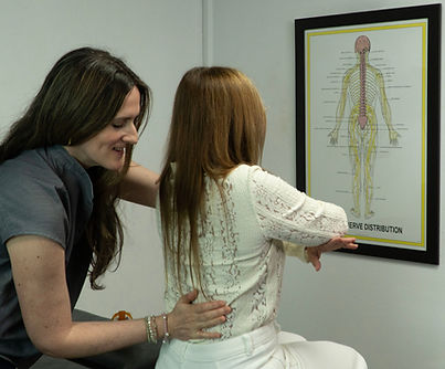 quiropractico examinando columna y sistema nervioso en bayamon