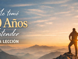 Persona de pie en la cima de una montaña al amanecer, contemplando el horizonte, con el texto “Me tomó 30 años entender esta lección”, simbolizando crecimiento y liderazgo.