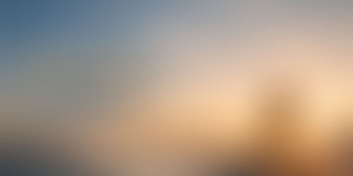 Persona de pie en la cima de una montaña al amanecer, contemplando el horizonte, con el texto “Me tomó 30 años entender esta lección”, simbolizando crecimiento y liderazgo.