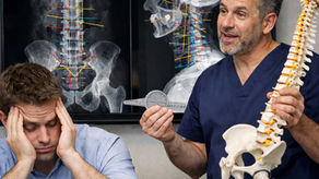 Quiropráctico explicando radiografías espinales con líneas de análisis tipo Gonstead en un monitor digital, mientras sostiene un modelo de columna y un goniómetro; el paciente se masajea las sienes mostrando sobrecarga mental por exceso de explicación.