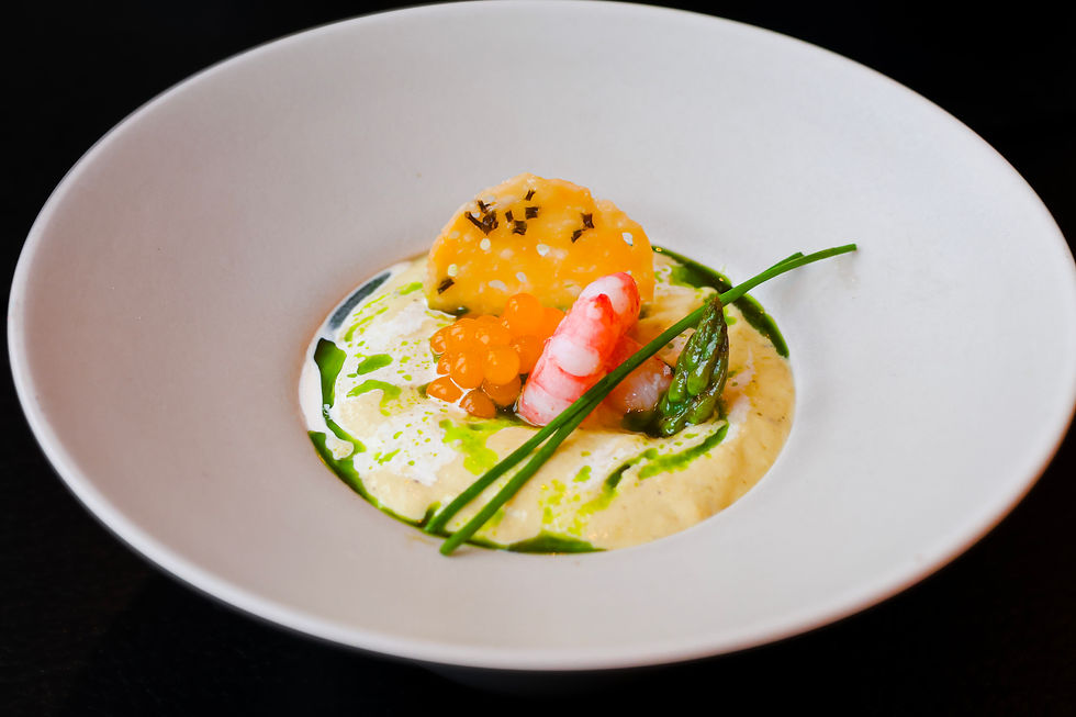 Vichyssoise med sparris toppad med räkor och rom samt krutonger