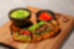 Bruschetta med twistad pesto serverad med basilika och balsamicokräm