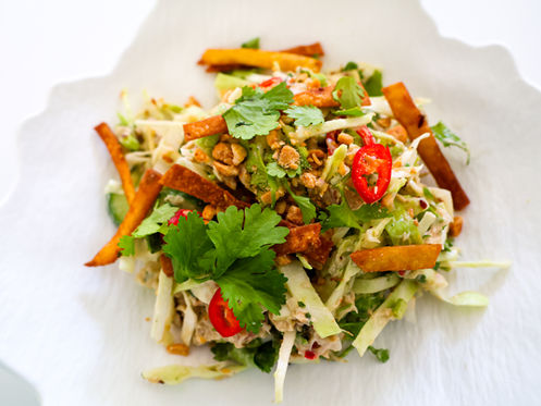 Krämig och krispig asiatisk kycklingsallad