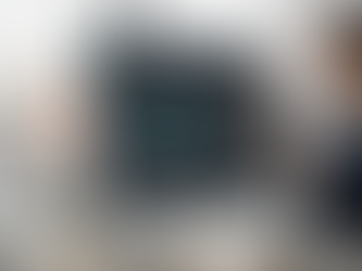 Estratega realizando el manejo de redes sociales en Veracruz, analizando un dashboard con investigación de mercados, análisis FODA y datos cuantitativos y cualitativos.