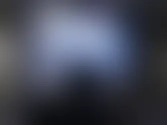 Exhibición realista con un producto transformándose en un holograma de identidad corporativa en neón azul y violeta, representando Branding en Veracruz.