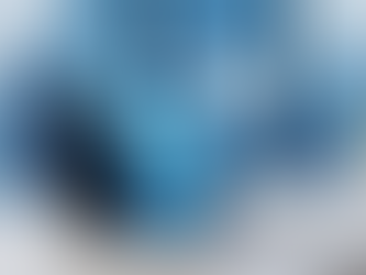 Interfaz holográfica de un chatbot de IA sobre una laptop en un entorno de oficina, interactuando con un mapa digital de Veracruz para optimizar estrategias de negocio.