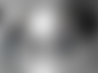 Fotógrafo profesional realizando una sesión fotográfica en Veracruz dentro de un estudio, capturando un retrato corporativo con equipo de iluminación profesional.