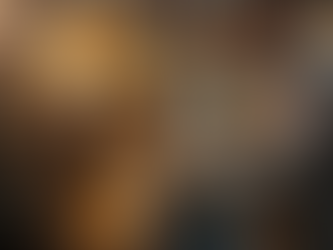 Técnico especialista aplicando el Servicio de lubricación industrial Monterrey en engranajes de maquinaria pesada para prevenir el desgaste.