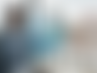 Analista SEO implementando una estrategia de posicionamiento SEO en Veracruz, revisando gráficos de crecimiento de tráfico y ranking de palabras clave en una interfaz.