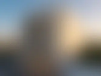 Vista en ángulo de un edificio residencial moderno en su entorno urbano, referencia visual del precio de departamentos en Boca del Río, Veracruz.