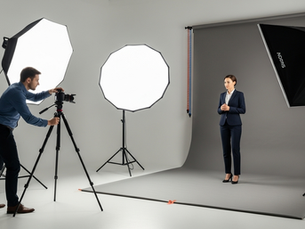Fotógrafo profesional realizando una sesión fotográfica en Veracruz dentro de un estudio, capturando un retrato corporativo con equipo de iluminación profesional.
