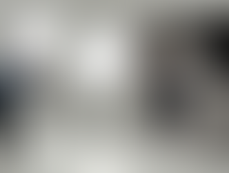 Fotógrafo profesional realizando una sesión fotográfica en Veracruz dentro de un estudio, capturando un retrato corporativo con equipo de iluminación profesional.