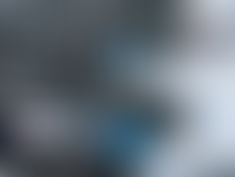 Ingeniero monitoreando el proceso de Limpieza química por circulación en un sistema industrial de tuberías.