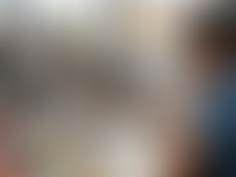 Diseñador gráfico en Veracruz creando un logotipo profesional con bocetos y paleta de colores, enfocado en transmitir la identidad y valores de una marca.