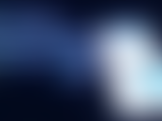 Concepto visual de la programación de chat bots, donde el código de inteligencia artificial se transforma en una interfaz de atención al cliente en un smartphone.