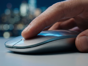 Usuario haciendo clic en un anuncio, el principio básico de las Campañas de Google Ads en Veracruz.