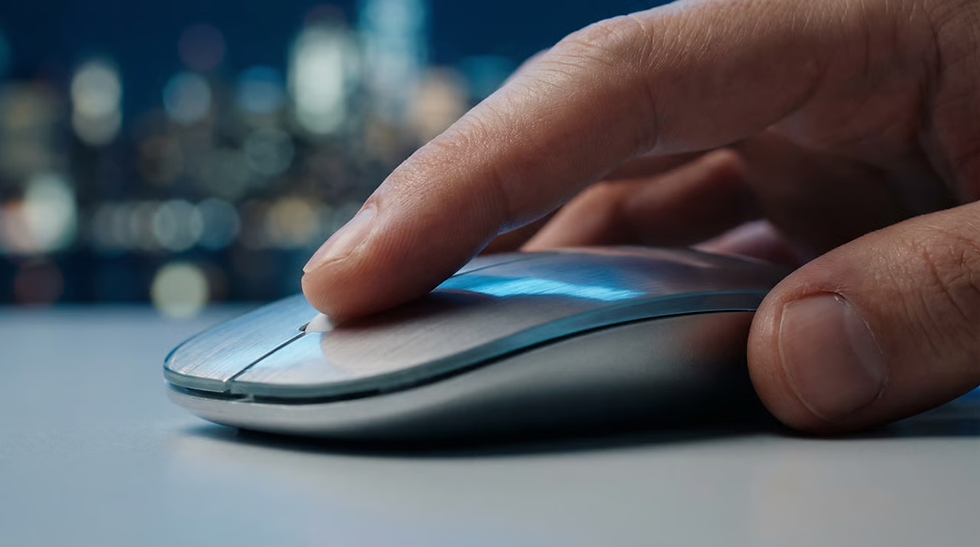 Usuario haciendo clic en un anuncio, el principio básico de las Campañas de Google Ads en Veracruz.