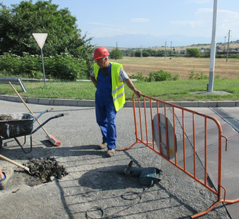 Асфалтиране и ремонт на пътни участъци и площадки