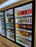 Kühlschrank im City Kiosk Bern mit einer grossen Auswahl an gekühlten Getränken wie Coca-Cola, Fanta, Eistee, Energy Drinks,