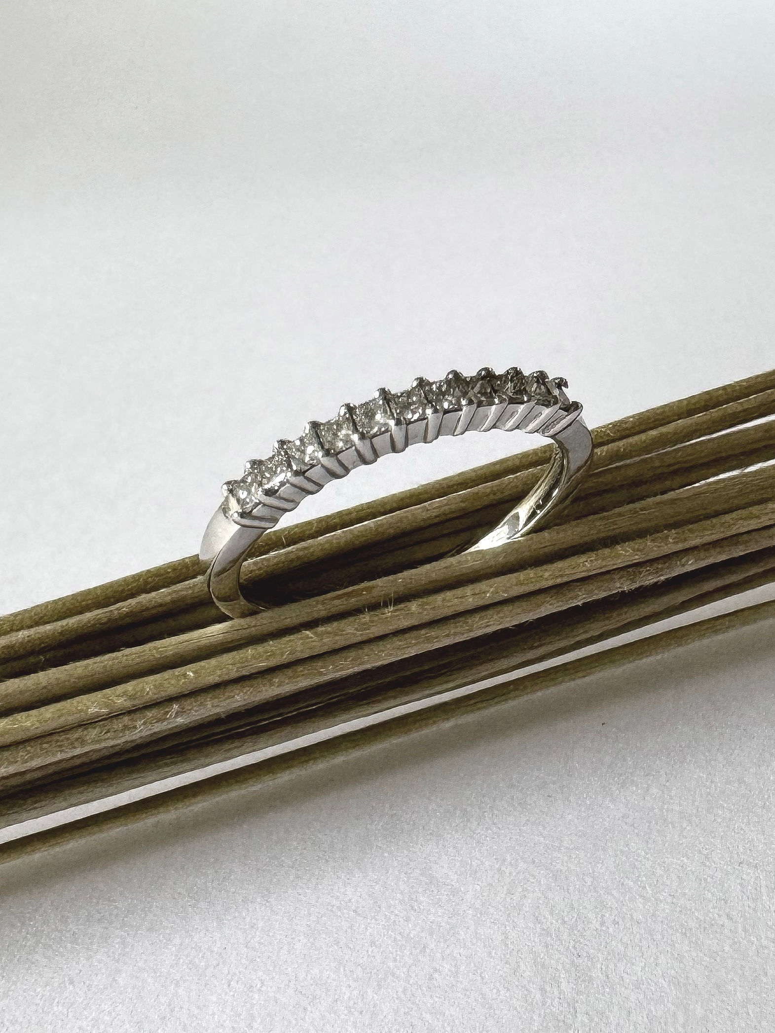 Meia Aliança de Diamantes