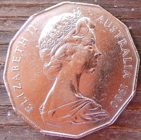 50 Центов, 1981 года, ​Австралия, Монета, Монеты, 50 Cents 1983, Australia, Coat of arms, Герб, Kangaroo, Кенгуру, Ostrich, Страус на монете, Королева Elizabeth II, Елизавета II на монете, Второй портрет королевы.