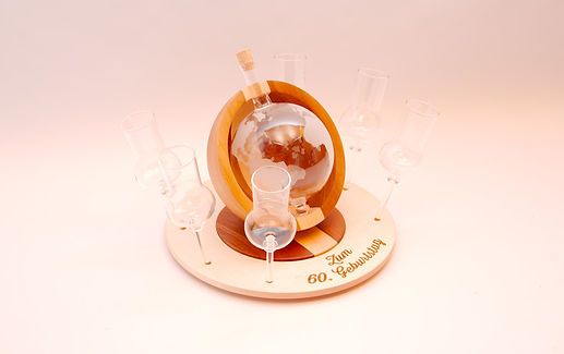 Schnapsweltkugel Nuss mit Ahorndstreifen und Zirbenteller