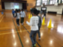 2人1組になり、手引きをしている様子