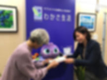 辰本がお支援物資を手渡ししている様子