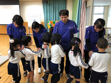 子どもたちとハイタッチ