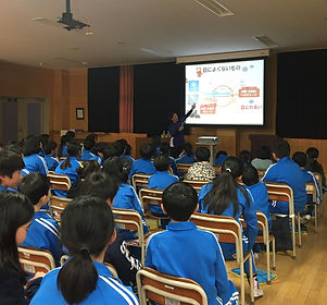 生徒たちが集中して授業を聞いている様子(東吾妻町立太田小学校)