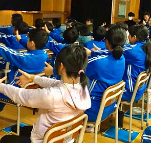 みんなで目の体操を行っている様子(東吾妻町立太田小学校)