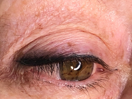 Soft smokey eyeliner.