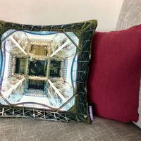 Photographie du dessous de la Tour Eiffel, imprimée sur coussin