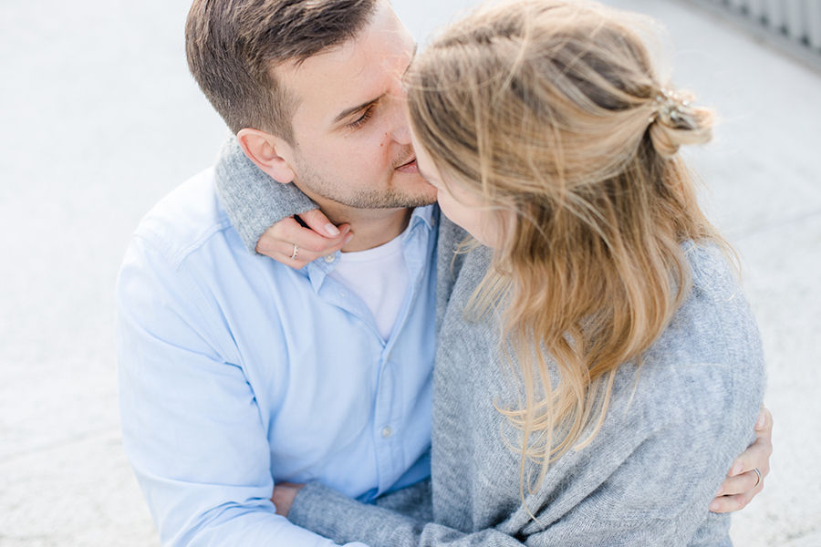 Hübsches Paar ist vertraut und kuschelt