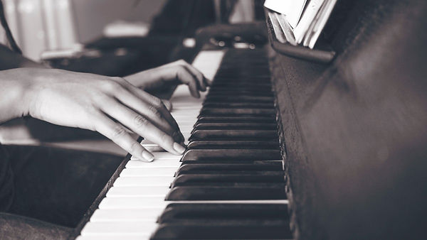 mains sur piano.jpg