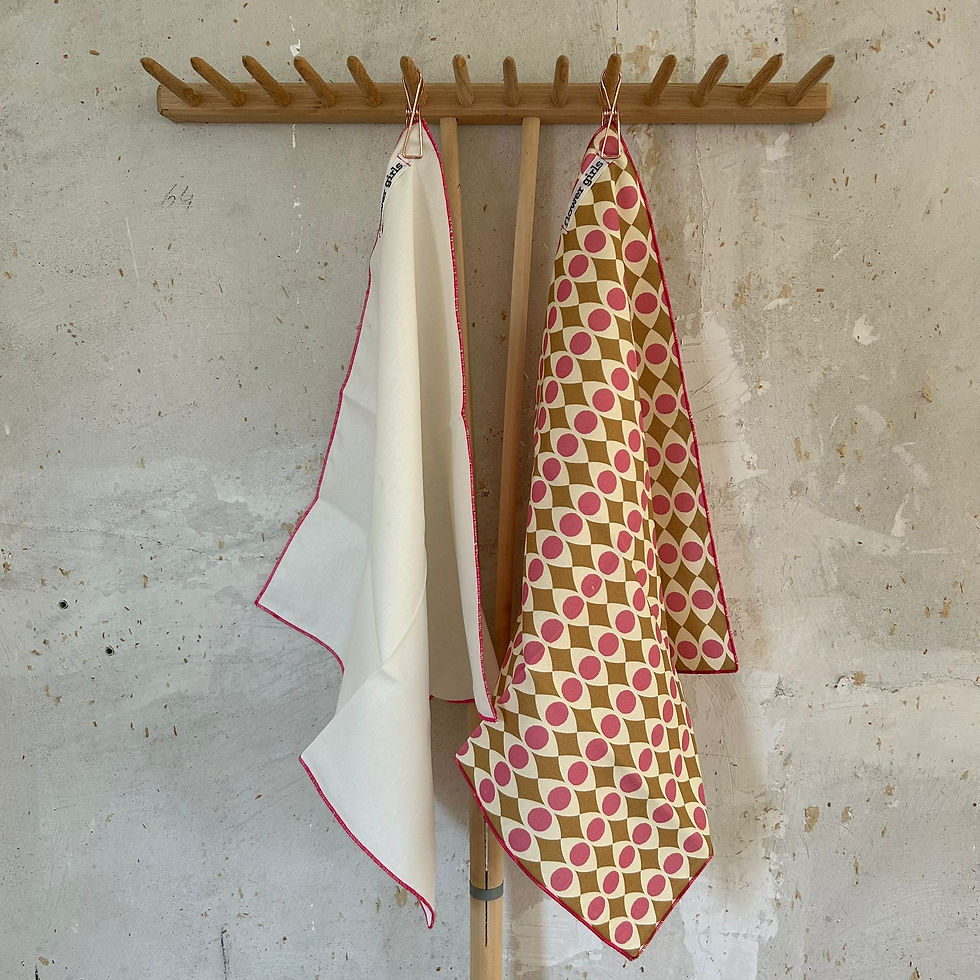 Miniaturbild: Weiße Stoffservietten neben mehren rosa, beige,cremefarbenen weiteren Servietten.