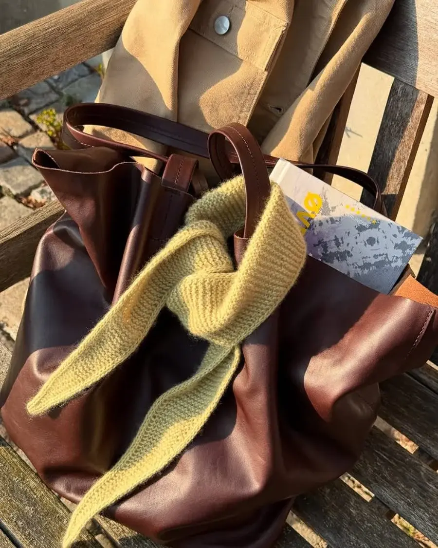 Miniaturbild: Strickanleitung „Sophie Scarf“ von PetiteKnit für einen eleganten Mini-Schal mit I-Cord-Rand. in Grün