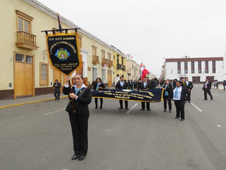 E𝐱 𝐚𝐥𝐮𝐦𝐧𝐨𝐬 𝐩𝐚𝐫𝐭𝐢𝐜𝐢𝐩an 𝐝𝐞𝐥 𝐈𝐳𝐚𝐦𝐢𝐞𝐧𝐭𝐨 𝐲 𝐃𝐞𝐬𝐟𝐢𝐥𝐞 𝐞𝐧 𝐥𝐚 𝐩𝐥𝐚𝐳𝐚 𝐝𝐞 𝐚𝐫𝐦𝐚𝐬 por los LX aniversario de la IE.  Trujillo  10/05/2025